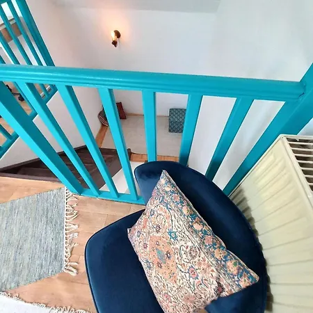 Superb 80 M Duplex In Ideal Location *