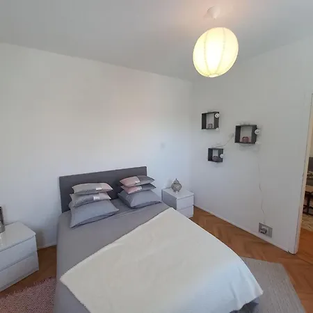 Superb 80 M Duplex In Ideal Location * מולהאוס